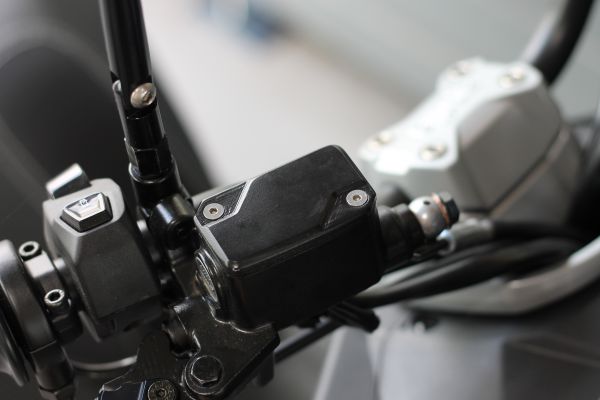 Behälterdeckel- Bremsflüssigkeit rechts